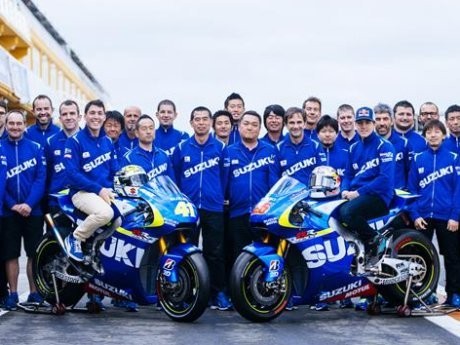 Pebalap dan Suzuki GSX-RR Siap Bertarung di MotoGP 2015
