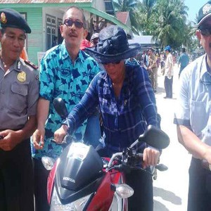 Ngeeeng! Menteri Susi Ngebut Pakai Motor di Wilayah Perbatasan RI-Malaysia