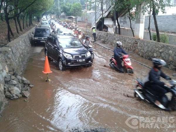 Genangan 1 Meter di Jl TB Simatupang Surut, Lalin Masih Macet