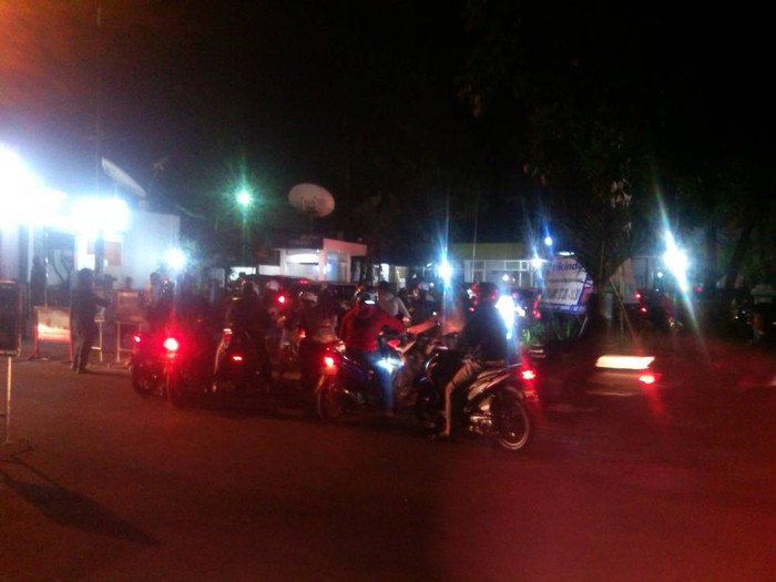 Macet karena SPBU di Bandung Diserbu Pembeli, Polisi Berjibaku Atur Lalin