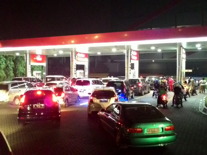 Diguyur Hujan, Pemotor Minggir dan Pemobil Sesaki SPBU di Pekanbaru