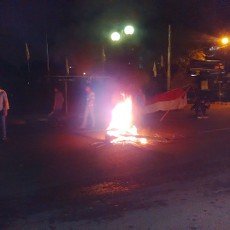 Mahasiswa UBK Bakar Ban di Jl Diponegoro