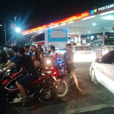 Antrean Mobil dan Motor Membeludak di SPBU Pramuka