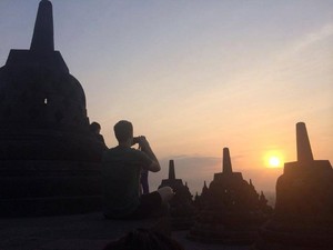 Menko Puan Luncurkan Prangko Mengenang 200 Tahun Penemuan Candi Borobudur