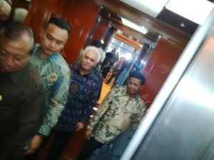 Di Tengah Hujan Deras, Hatta dan Idrus Marham Merapat ke DPR
