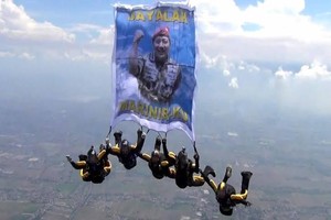 HUT ke-69, Korps Baret Ungu Marinir Beraksi di Langit Surabaya