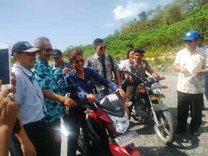 Ngeengg...Menteri Susi Ngebut Naik Motor Kopling