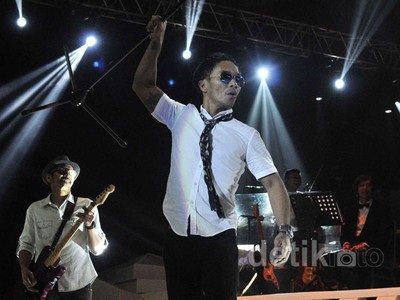 Nyanyi dan Bergoyang Bersama Slank di Konser MOX