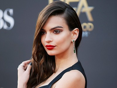 Bibir Merah Merona si Seksi Emily Ratajkowski