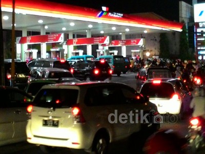 BBM Naik, SPBU di Surabaya Diserbu Warga