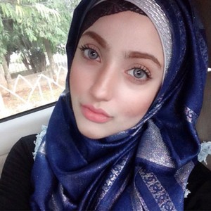 Fatimah Habsyi, Hijabers Cantik yang Sukses Jadi Perias Henna Profesional