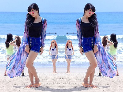 Aih... Pakai Hot Pants, Novi Cherrybelle Pose di Pantai