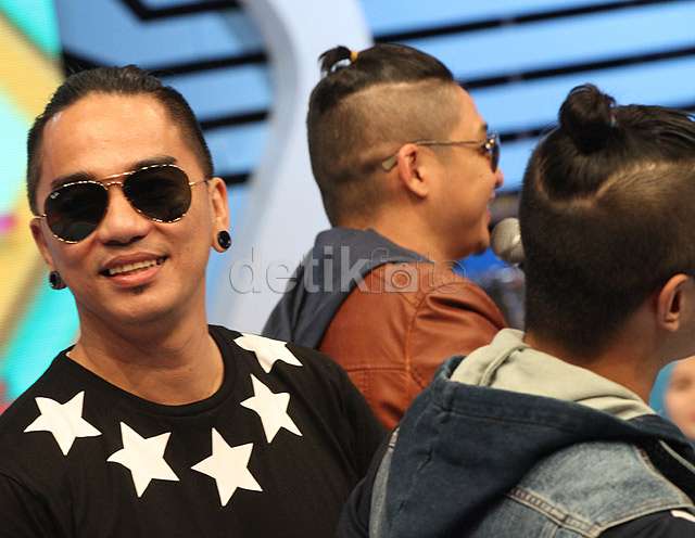 Ungu Kompak dengan Gaya  Rambut  Undercut