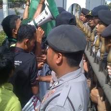 Blokir Jalur Pantura, Pendemo Tolak Harga BBM Naik Dihalau Polisi