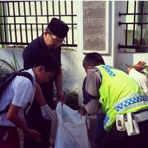 Ridwan Kamil Senang Ahok Ikut-ikutan Gerakan Pungut Sampah