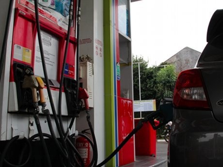 Lebih Irit Mana, Naik Mobil Pakai Premium atau Pertamax?