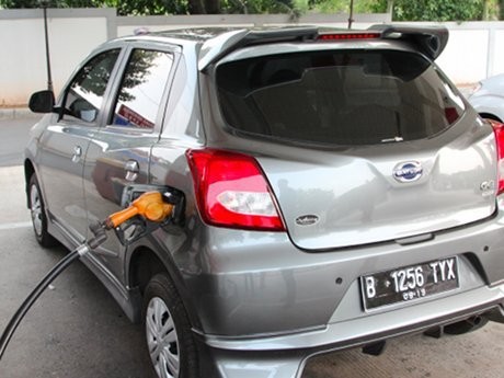Lebih Irit Mana, Naik Mobil Pakai Premium atau Pertamax?