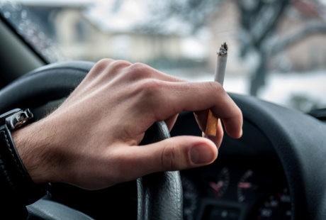 Sering Bepergian di Dalam Mobil Bersama Perokok? Hii, Ini Risikonya