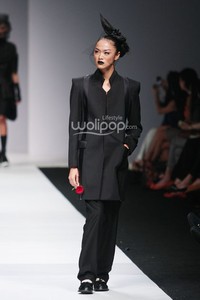 Tri Handoko Requiem. Ikatan Perancang Mode Indonesia. Jakarta Fashion Week 2015 at Senayan City. Jakarta. [Foto: Mohammad Abduh/Wolipop]