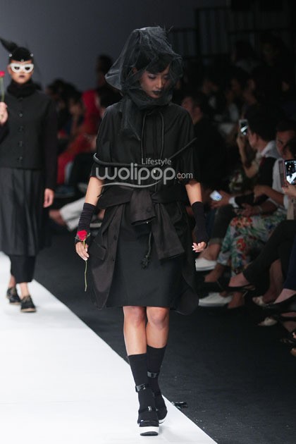Tri Handoko Requiem. Ikatan Perancang Mode Indonesia. Jakarta Fashion Week 2015 at Senayan City. Jakarta. [Foto: Mohammad Abduh/Wolipop]