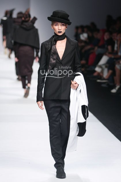 Tri Handoko Requiem. Ikatan Perancang Mode Indonesia. Jakarta Fashion Week 2015 at Senayan City. Jakarta. [Foto: Mohammad Abduh/Wolipop]