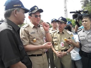 Ahok Marah Cup Starbucks Sampai Bungkus Mie Dibuang di Pintu Air Manggarai