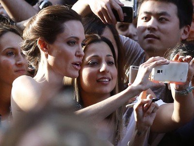 Asyiknya Selfie Bareng Angelina Jolie dan Brad Pitt