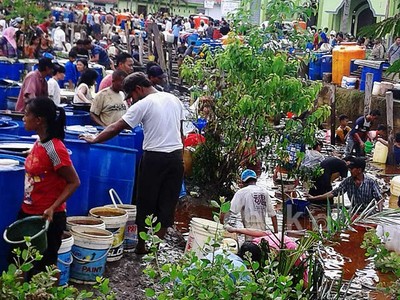 Warga Pesta Tumpahan Minyak di Dumai