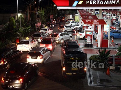 Ini Penampakan Antrean Panjang di SPBU Kuningan