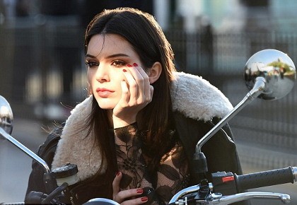 Gaya Kendall Jenner Jadi Biker Cantik