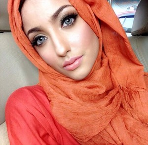 Disebut Mirip Barbie, Hijabers Cantik Ini Punya Lebih dari 100 Boneka