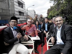 Ridwan Kamil Ajak Dubes Inggris Rapat di Bus Bandros