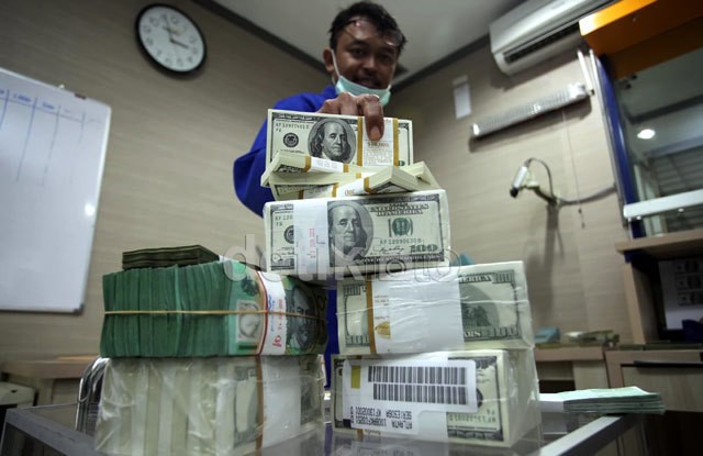 Harga BBM Naik, Dolar Melempem di Level Rp 12.100