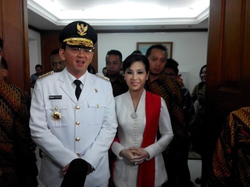 Veronica Pakai Rancangan Desainer Ternama Saat Dampingi Pelantikan Ahok