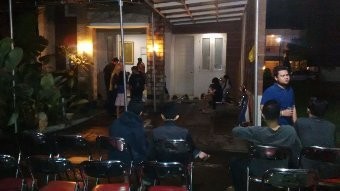 Keluarga dan Kerabat Berkumpul di Rumah Sri Wahyuningsih