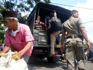 Angkutan Mogok Massal, Pelajar dan Warga Banyumas Diangkut Polisi dan TNI