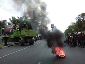 Puluhan Mahasiswa Sandera Truk di Depan DPRD Makassar
