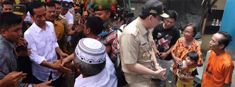 3 Beda Blusukan Ahok dan Jokowi, dari Negosiasi Makan hingga Buah Tangan