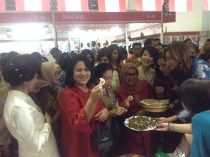 Keliling Stand Bazar, Iriana Coba Kue Kobus dari Libanon Hingga Beli Kain