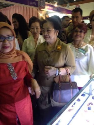 Kemesraan Megawati dan Iriana di Acara Amal Women International Club