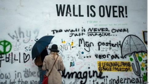 Dinding Graffiti John Lennon di Praha Ditimpa Cat Putih