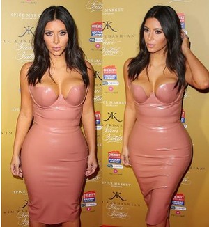 Kim Kardashian Pakai Baju Super Ketat Saat Peluncuran Parfum Terbarunya
