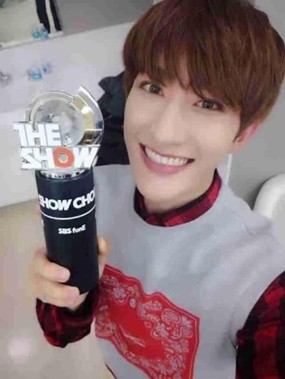 Zhoumi Raih Piala Pertama di Acara Musik TV Korea