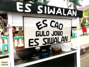 Yang Segar di Alun-Alun Tuban: Es Siwalan