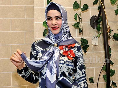 Gaya Hijab ala Angel Lelga