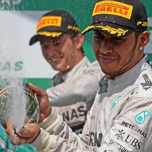 Hamilton atau Rosberg, Siapa Layak Jadi Juara Dunia?