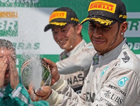 Hamilton atau Rosberg, Siapa Layak Jadi Juara Dunia?