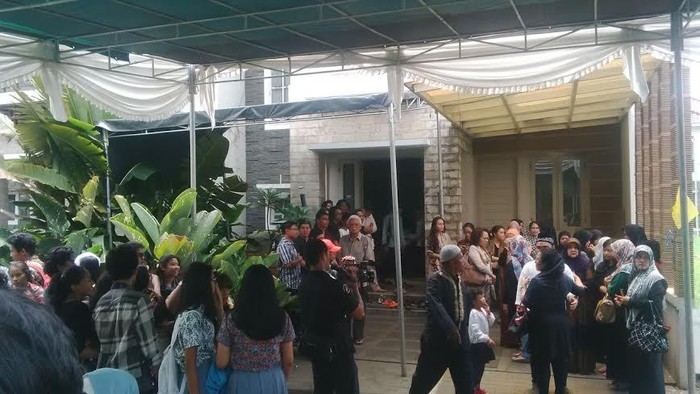 Menunggu Jenazah Sri, Para Pelayat Mulai Datangi Rumah Duka