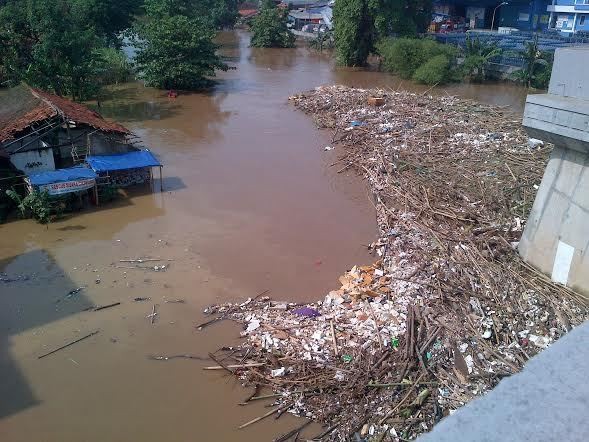 Tumpukan Sampah di Ciliwung Saat Banjir Melanda Jalan Kalibata