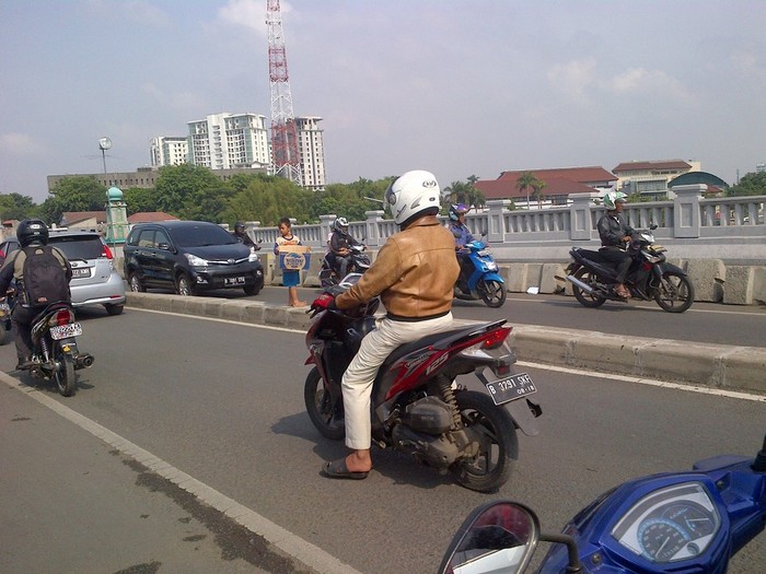 Peminta Sumbangan Cilik Beraksi di Lokasi Banjir Kalibata